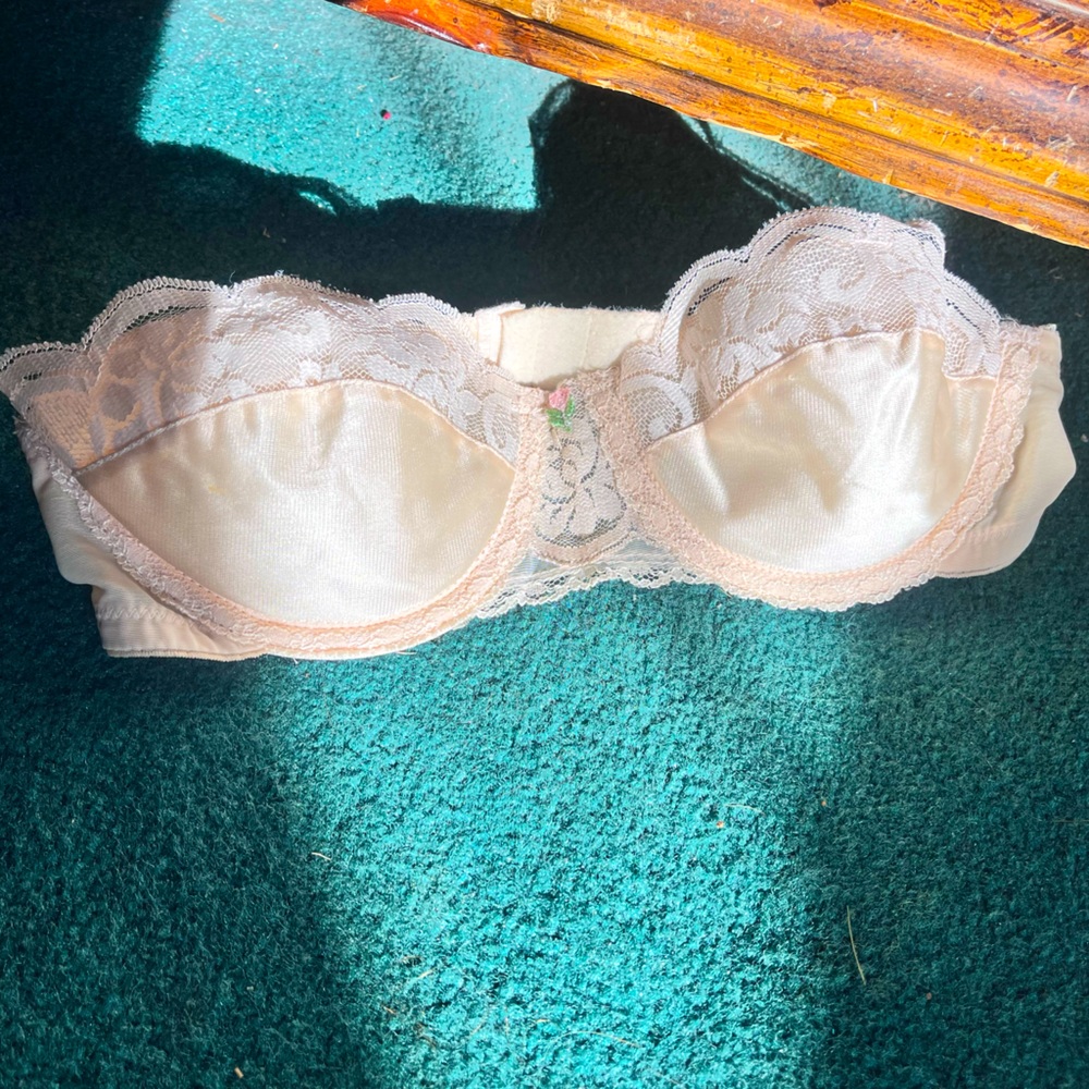 Vintage cream satin Chantilly lace trim Maidenform strapless bra •32B